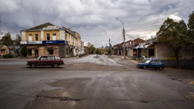 Des bâtiments endommagés dans la région ukrainienne de Kharkiv, le 16 octobre 2024, en Ukraine. (FERMIN TORRANO _ ANADOLU _ AFP)