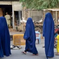 Des femmes afghanes dans une rue de Kandahar, en Afghanistan, le 3 septembre 2024. (SANAULLAH SEIAM _ AFP)