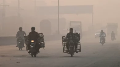 Dans les rues de Lahore, deuxième ville du Pakistan qui connaît un record de pollution, le 2 novembre 2024 PHOTO AFP _ Arif ALI