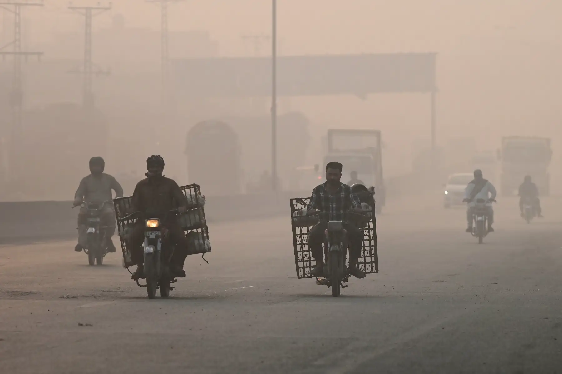 Dans les rues de Lahore, deuxième ville du Pakistan qui connaît un record de pollution, le 2 novembre 2024 PHOTO AFP _ Arif ALI