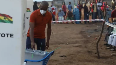 Le député d’opposition Sulemana Yusif vote à Bole, au Ghana, le 7 décembre pour les élections présidentielles et parlementaires. — © AFP