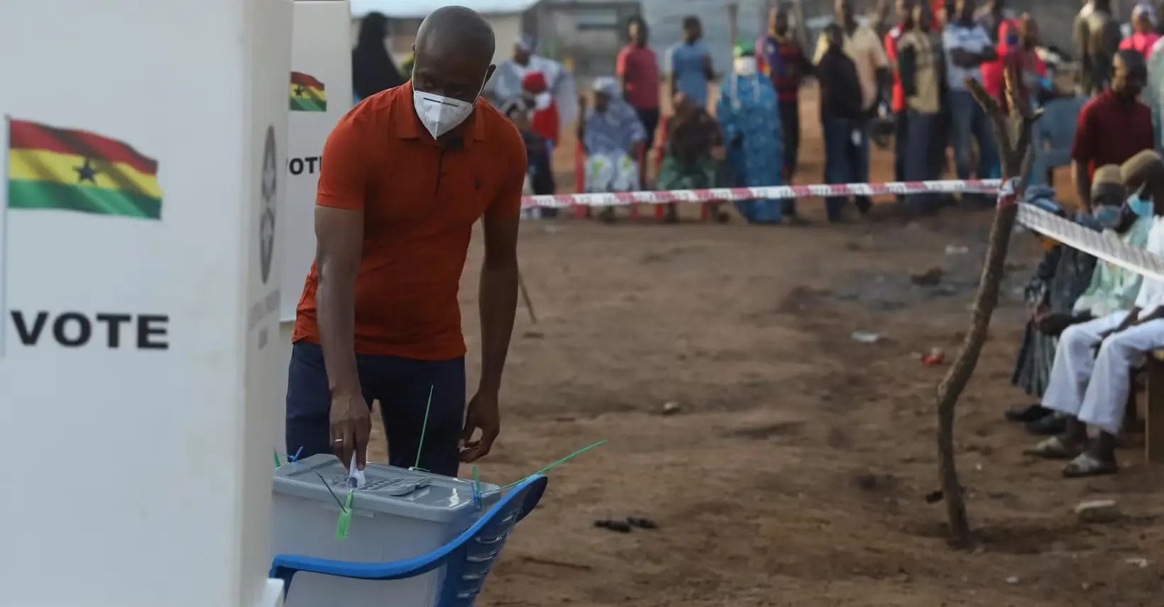 Le député d’opposition Sulemana Yusif vote à Bole, au Ghana, le 7 décembre pour les élections présidentielles et parlementaires. — © AFP