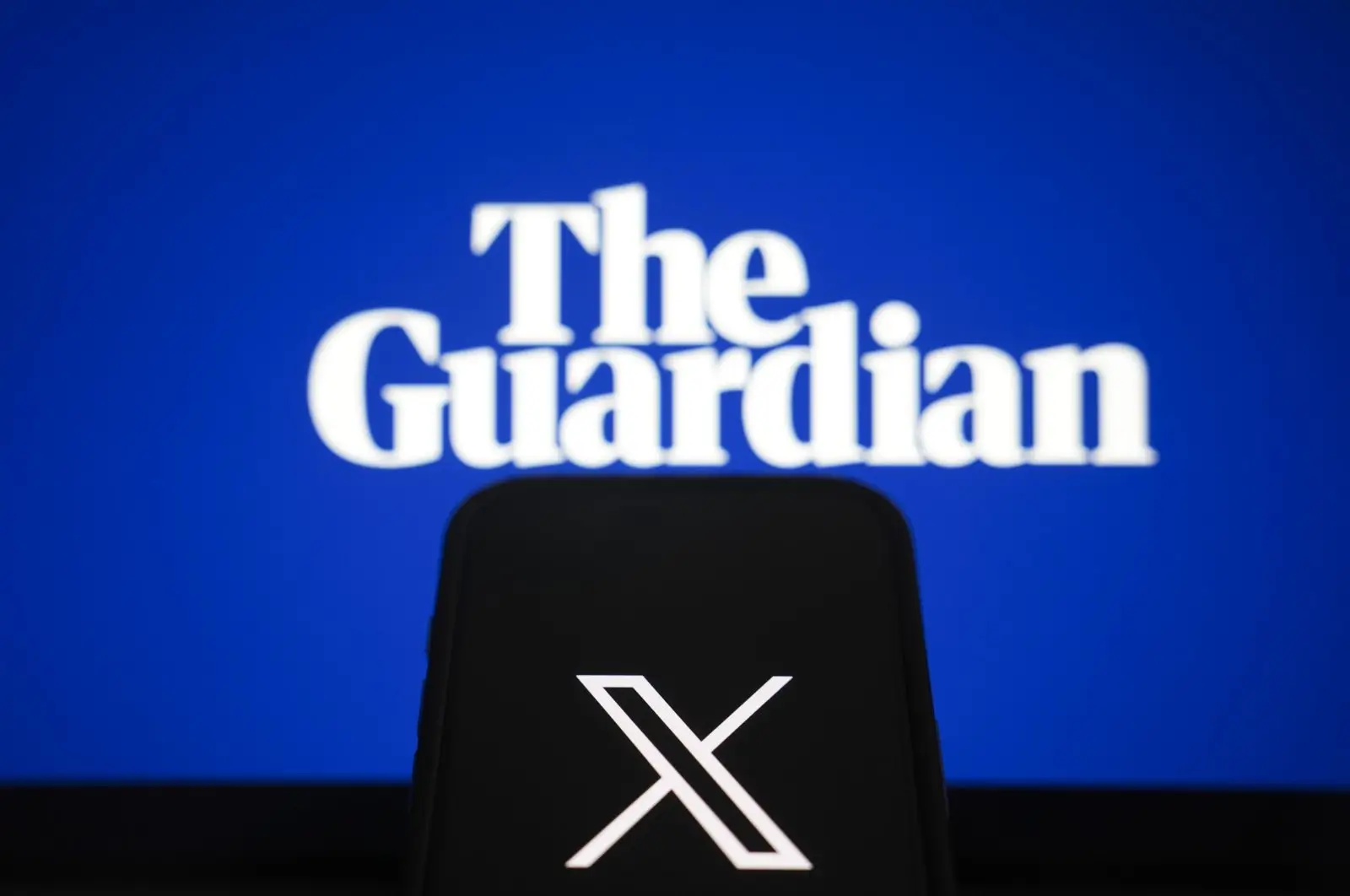 Les logos du Guardian et de la plateforme de médias sociaux X sont visibles dans cette illustration du 13 novembre 2024. (AA Photo)