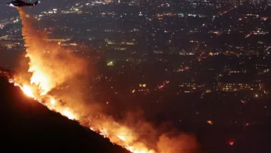 Un hélicoptère qui éteint les flammes à Los Angeles @AFP