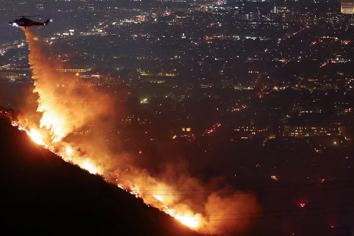 Un hélicoptère qui éteint les flammes à Los Angeles @AFP